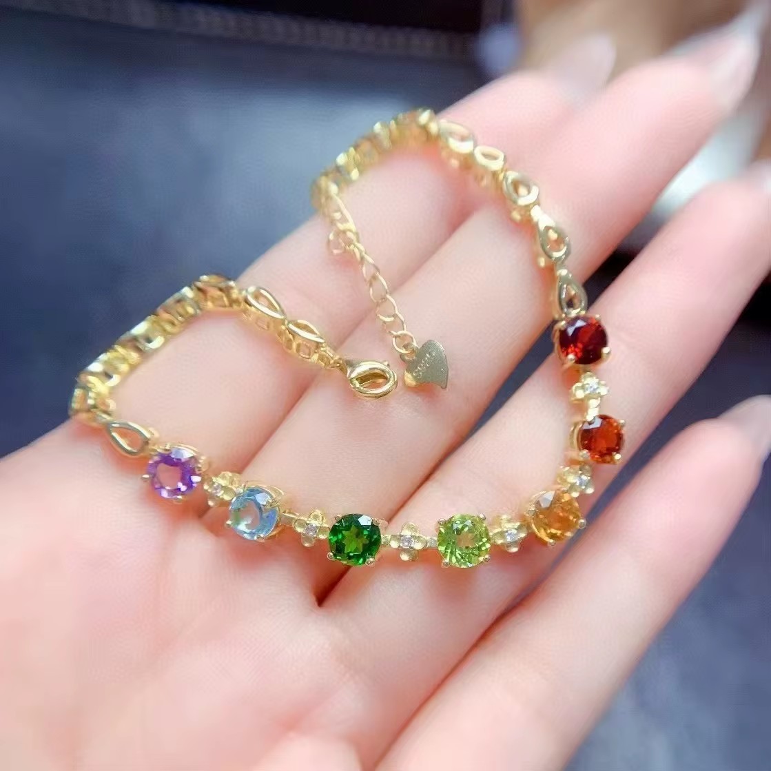 Al Ain Jewelry & Watches Exhibition 2025 - Бутик ювелирных изделий, женский браслет из