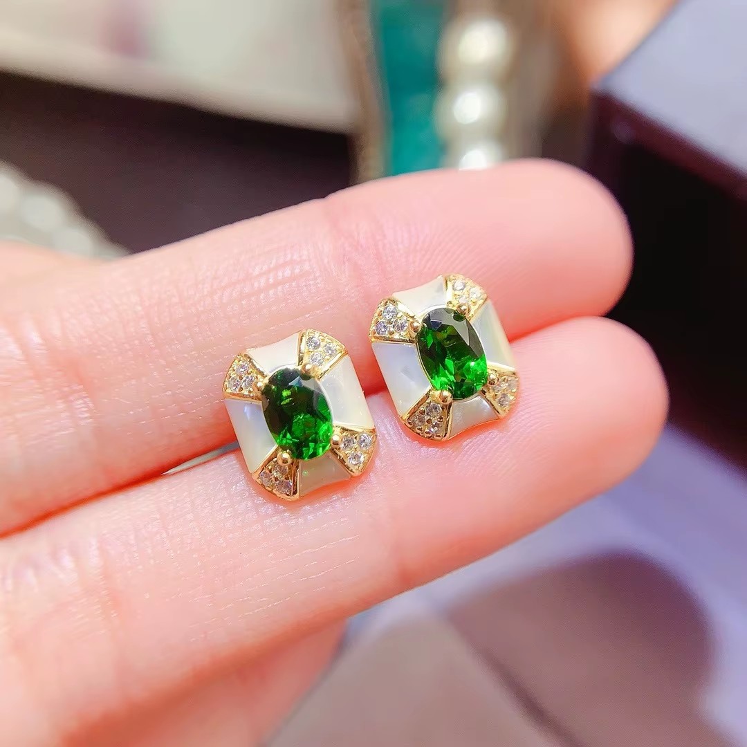 Al Ain Jewelry & Watches Exhibition 2025 - Бутик ювелирных изделий, женские серьги с